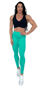 Mujer vistiendo los leggings compresivos de cintura alta Legging Myself de LUXFEEL en color Verde Menta, que ofrecen un efecto segunda piel.