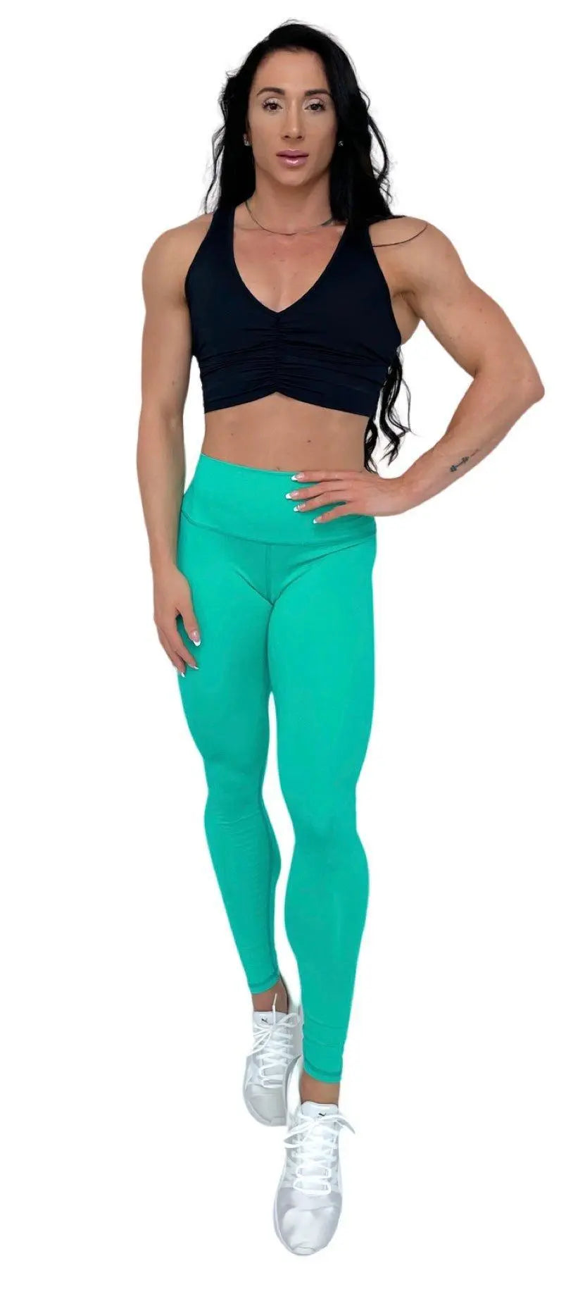 Mujer vistiendo los leggings compresivos de cintura alta Legging Myself de LUXFEEL en color Verde Menta, que ofrecen un efecto segunda piel.