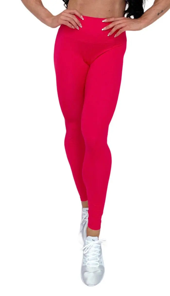 Mujer vistiendo los leggings compresivos de cintura alta Legging Myself de LUXFEEL en color Rosa, que ofrecen un efecto segunda piel.