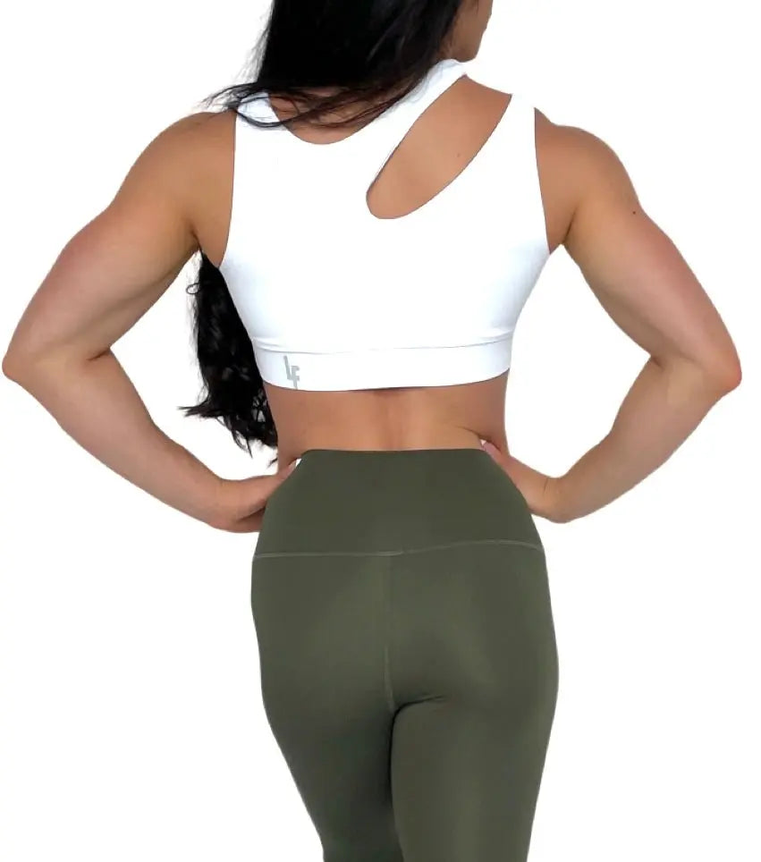 Mujer vistiendo los leggings compresivos de cintura alta Legging Myself de LUXFEEL en color  Verde Caqui / Verde Kaki, que ofrecen un efecto segunda piel.