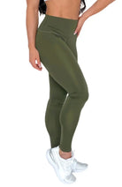 Mujer vistiendo los leggings compresivos de cintura alta Legging Myself de LUXFEEL en color  Verde Caqui / Verde Kaki, que ofrecen un efecto segunda piel.