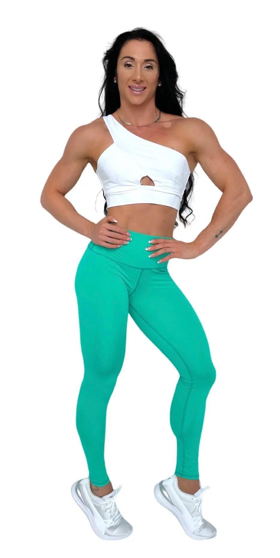 Mujer luciendo el top asimétrico Top Carmela de LUXFEEL en color Blanco, con diseño de un solo hombro y apertura en el escote