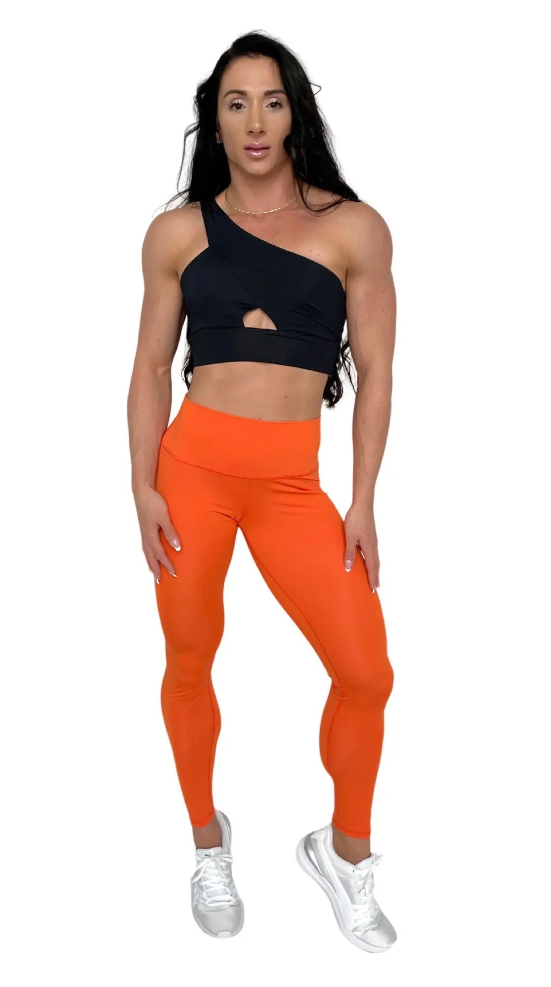 Mujer luciendo el top asimétrico Top Carmela de LUXFEEL en color Negro, con diseño de un solo hombro y apertura en el escote