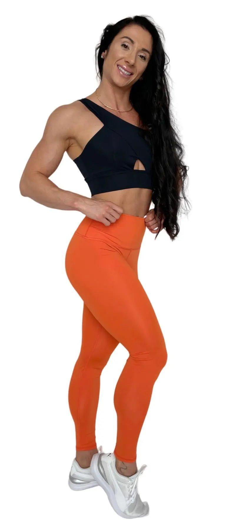 Mujer luciendo el top asimétrico Top Carmela de LUXFEEL en color Negro, con diseño de un solo hombro y apertura en el escote