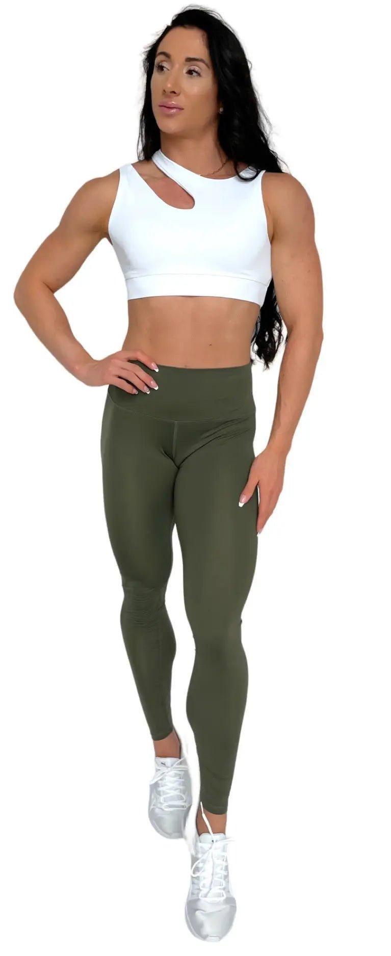 Mujer luciendo el top asimétrico Top Vanesa de LUXFEEL en color Blanco, con un diseño de apertura en el hombro y soporte extra.